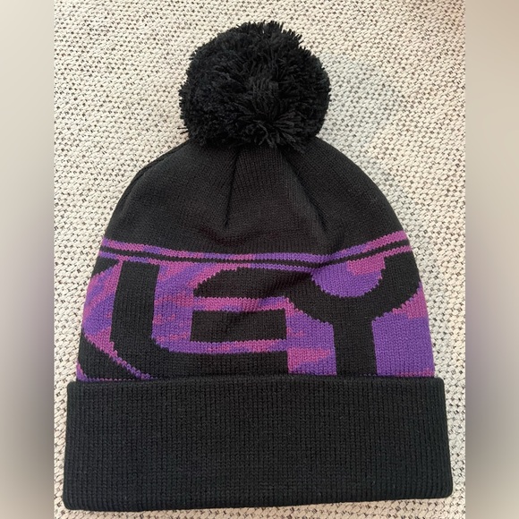 NWT Oakley Blackout Black Wanderlust Pom Beanie! - Picture 2 of 7
